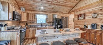 Rustic Cabin With Firepit and Grill - 10 Mins to Main St