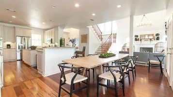 Hus - flere senge - adgang til pool - udsigt til pool (150 County Road 420) | Spiseområde