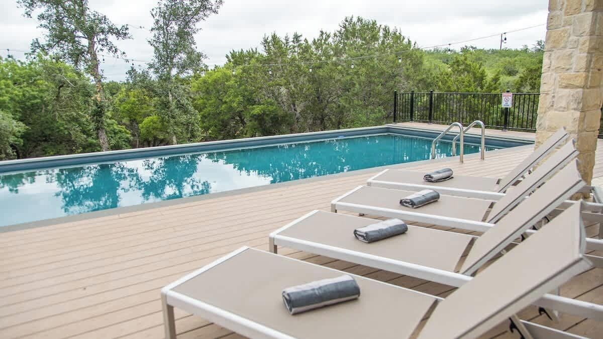 Una piscina al aire libre