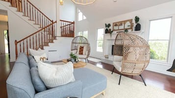 Ferienhaus, Mehrere Betten, Poolzugang, Poolblick (150 County Road 420) | Wohnbereich | Kamin