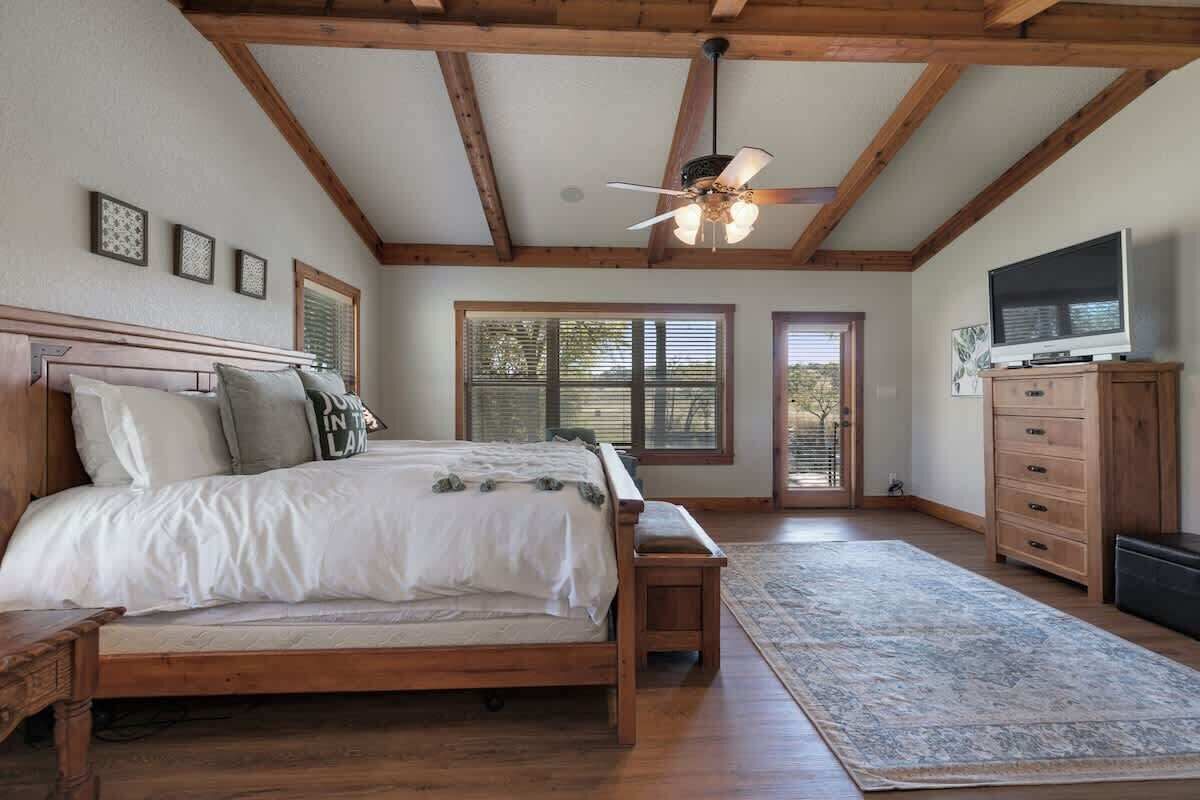 House, Multiple Beds, Patio (465 Bear Crk M & B) | 6 bedrooms, individually decorated, individually furnished, bed sheets