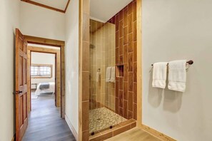 ハウス ベッド (複数台) パティオ (465 Bear Crk M & B) | バスルーム | タオル