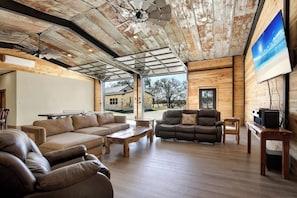 Maison, plusieurs lits, patio (465 Bear Crk M & B) | Coin séjour