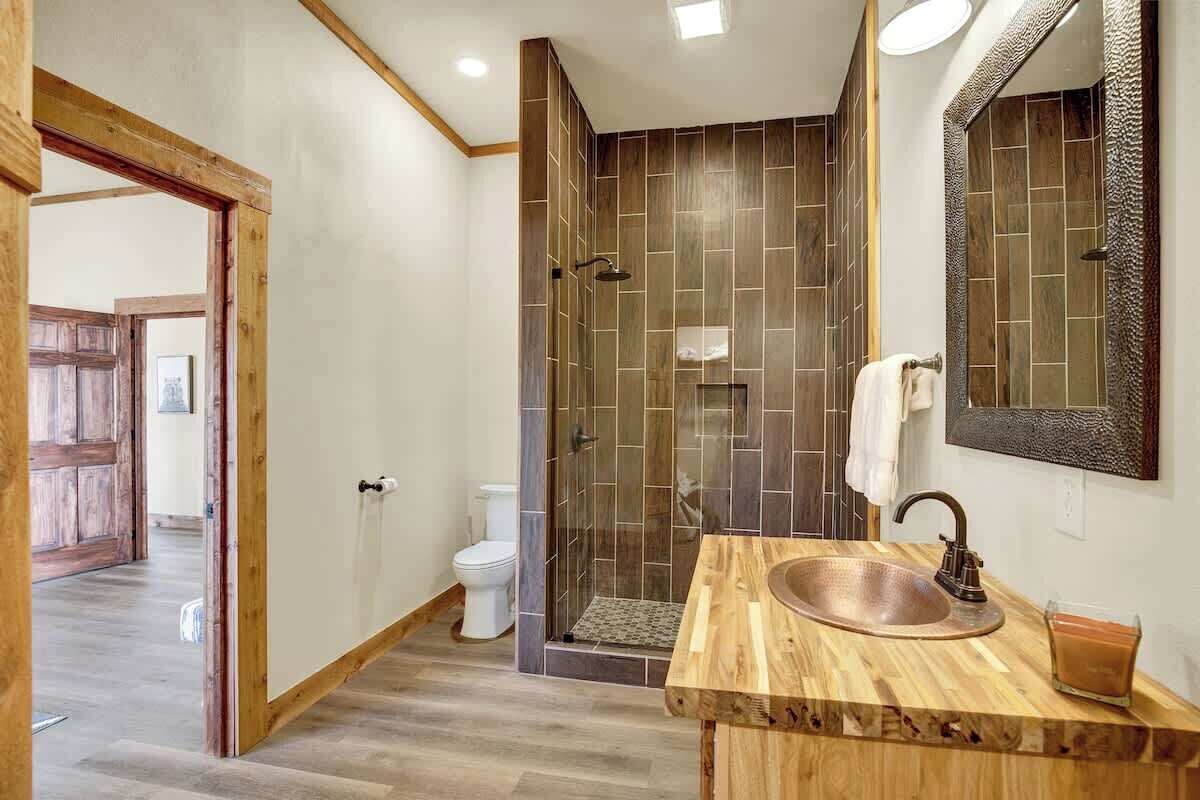 House, Multiple Beds, Patio (465 Bear Crk M & B) | Bathroom | Towels