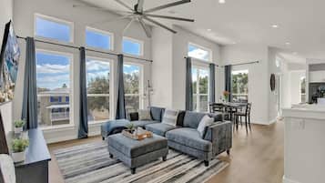 Talo, useita sänkyjä, pääsy uima-altaalle (502 Venture Blvd S) | Oleskelualue