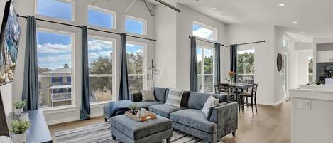 House, Multiple Beds, Pool Access (502 Venture Blvd S) | Living area