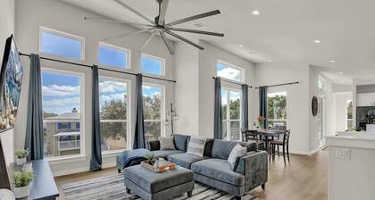 Stunning Lake Home With Pool-beach-gym-boat Access