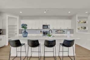 Casa, varias camas, acceso a la alberca (502 Venture Blvd S) | Cocina privada | Refrigerador, microondas, horno y parrilla de estufa