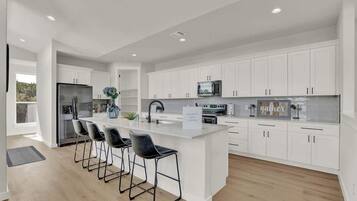 Casa, várias camas, acesso à piscina (502 Venture Blvd S) | Cozinha privada | Cafeteira/chaleira, chaleira elétrica