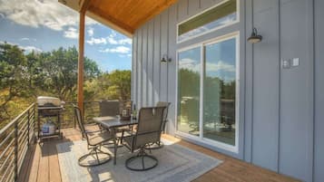 Casa, varias camas, acceso a la piscina (502 Venture Blvd S) | Restaurante al aire libre