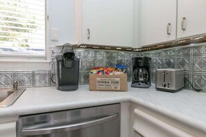 House, Multiple Beds, Patio (577 Dusty Saddle) | Private kitchen