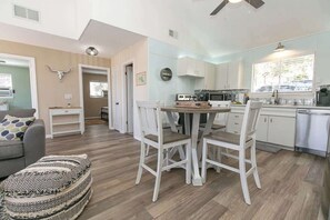 Casa, varias camas, patio (577 Dusty Saddle) | Restauración