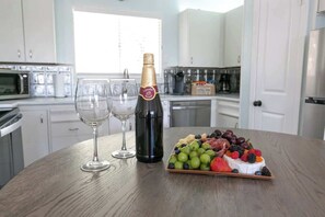 House, Multiple Beds, Patio (577 Dusty Saddle) | Private kitchen