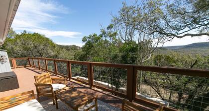 Texas Charm Cottage - 1 Block From the Lake & Hill Country Views