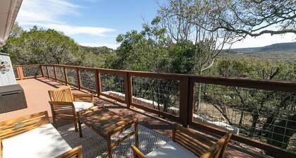 Texas Charm Cottage - 1 Block From the Lake & Hill Country Views