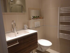 Shower, hair dryer, towels, soap - Mazet Cosy , Studio Avec Terrasse à 150 Mètres de la Plage (Saint-Tropez)