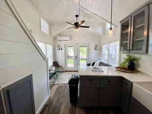 Casa, varias camas, patio (#1 3567 US 290 E) | Interior