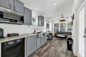 House, 1 King Bed, Patio (#23 3567 US 290 E) | Interior