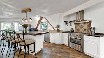 Casa, varias camas, patio | Cocina privada | Refrigerador, microondas, horno y parrilla de estufa