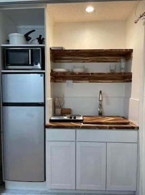 Fridge, cookware/dishes/utensils