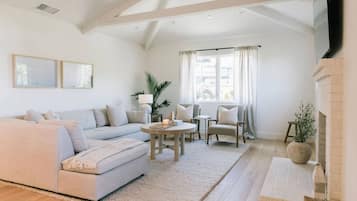 Een smart-tv en een stereo