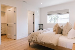 3 Schlafzimmer, Schreibtisch, Bügeleisen/Bügelbrett, Reisekinderbett