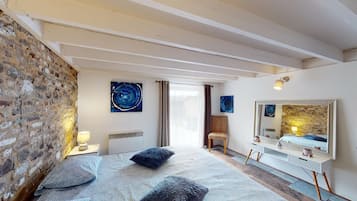 6 bedrooms, iron/ironing board, WiFi, bed sheets