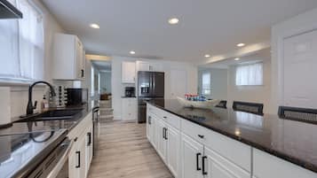 Geladeira, micro-ondas, fogão, lava-louças