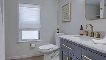 Douche, sèche-cheveux, serviettes fournies, savon