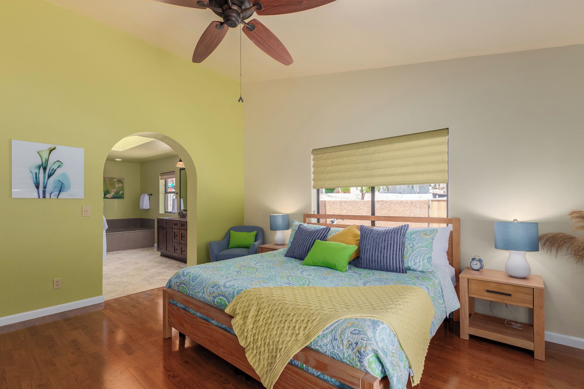 3 sovrum, skrivbord, strykjärn/strykbräda och resesäng