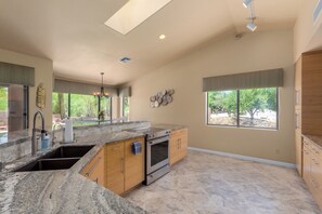 冷蔵庫、電子レンジ、オーブン、コンロ