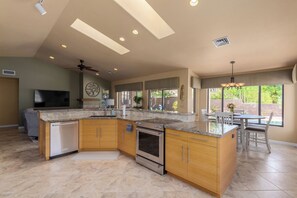 冷蔵庫、電子レンジ、オーブン、コンロ