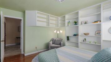 3 bedrooms, desk, iron/ironing board, travel crib