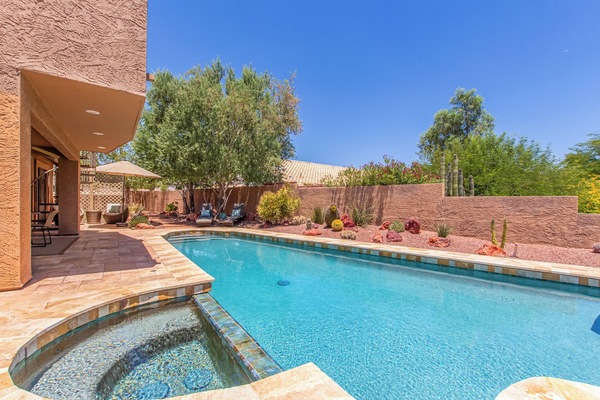 Utomhuspool och uppvärmd pool