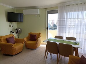 Apartment, 1 Bedroom, Accessible, Balcony | Dining