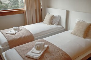 4 bedrooms, iron/ironing board, free WiFi, bed sheets - GRAND BOTANIC GARDEN APARTMENT by VACATIONY (Oporto)