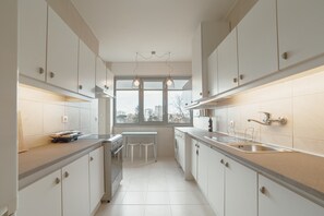 Een koelkast, een magnetron, een oven, een vaatwasser