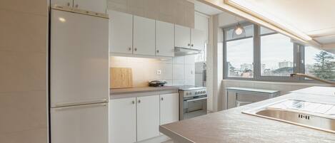 ثلاجة، ميكروويف، فرن، غسالة أطباق