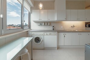 Fridge, microwave, oven, dishwasher - GRAND BOTANIC GARDEN APARTMENT by VACATIONY (Oporto)