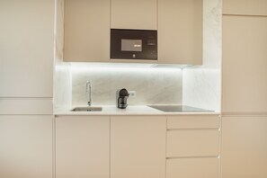 Fridge, microwave, coffee/tea maker, electric kettle - LEGACY OPORTO DESIGN APARTMENT G by VACATIONY (Oporto)