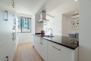 ثلاجة، ميكروويف، فرن، غسالة أطباق