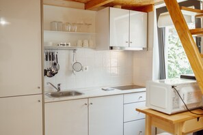 Kühlschrank, Mikrowelle, Ofen, Wasserkocher mit Kaffee-/Teezubehör