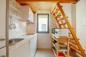 Køleskab, mikrobølgeovn, ovn, kaffe-/temaskine