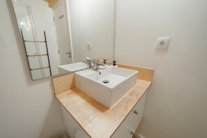 Bruser, hårtørrer, håndklæder, Sæbe