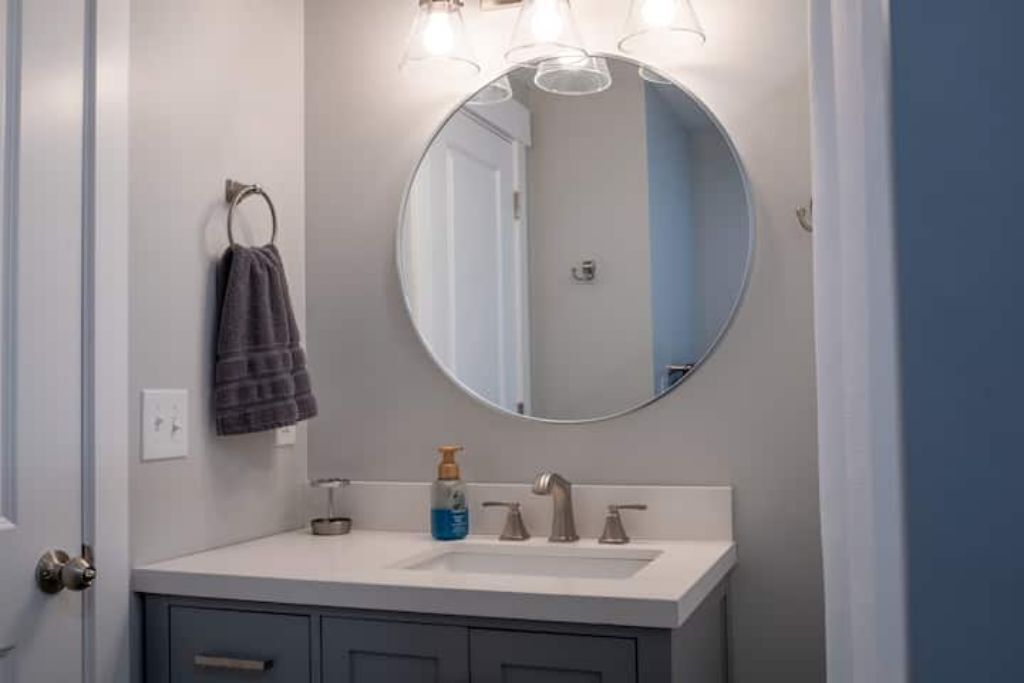 Sèche-cheveux, serviettes fournies, savon, shampoing