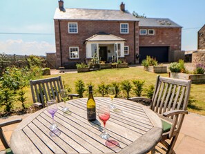Outdoor dining - Larch House (Penrith)