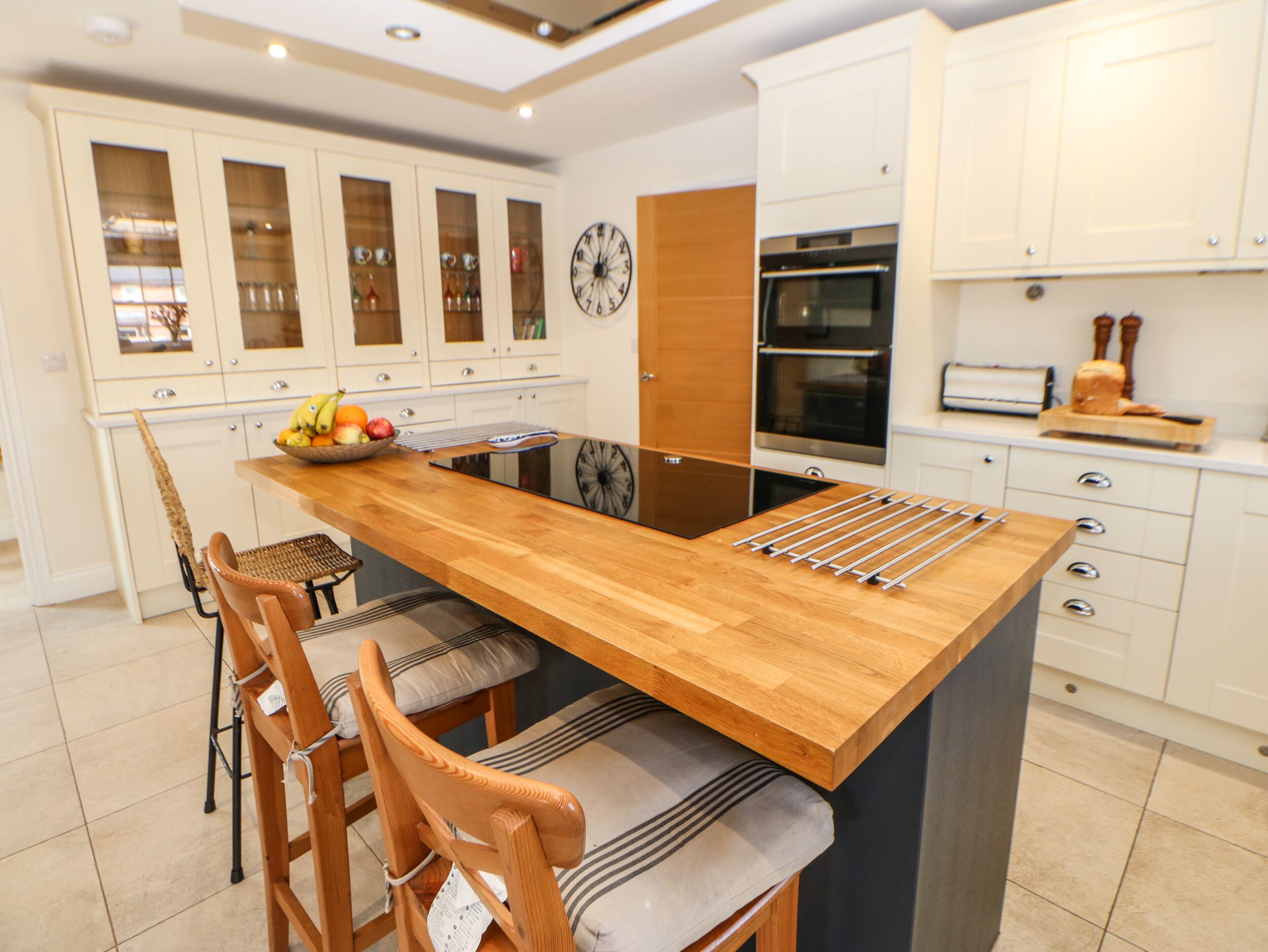 Kühlschrank, Geschirrspüler, Wasserkocher, Toaster