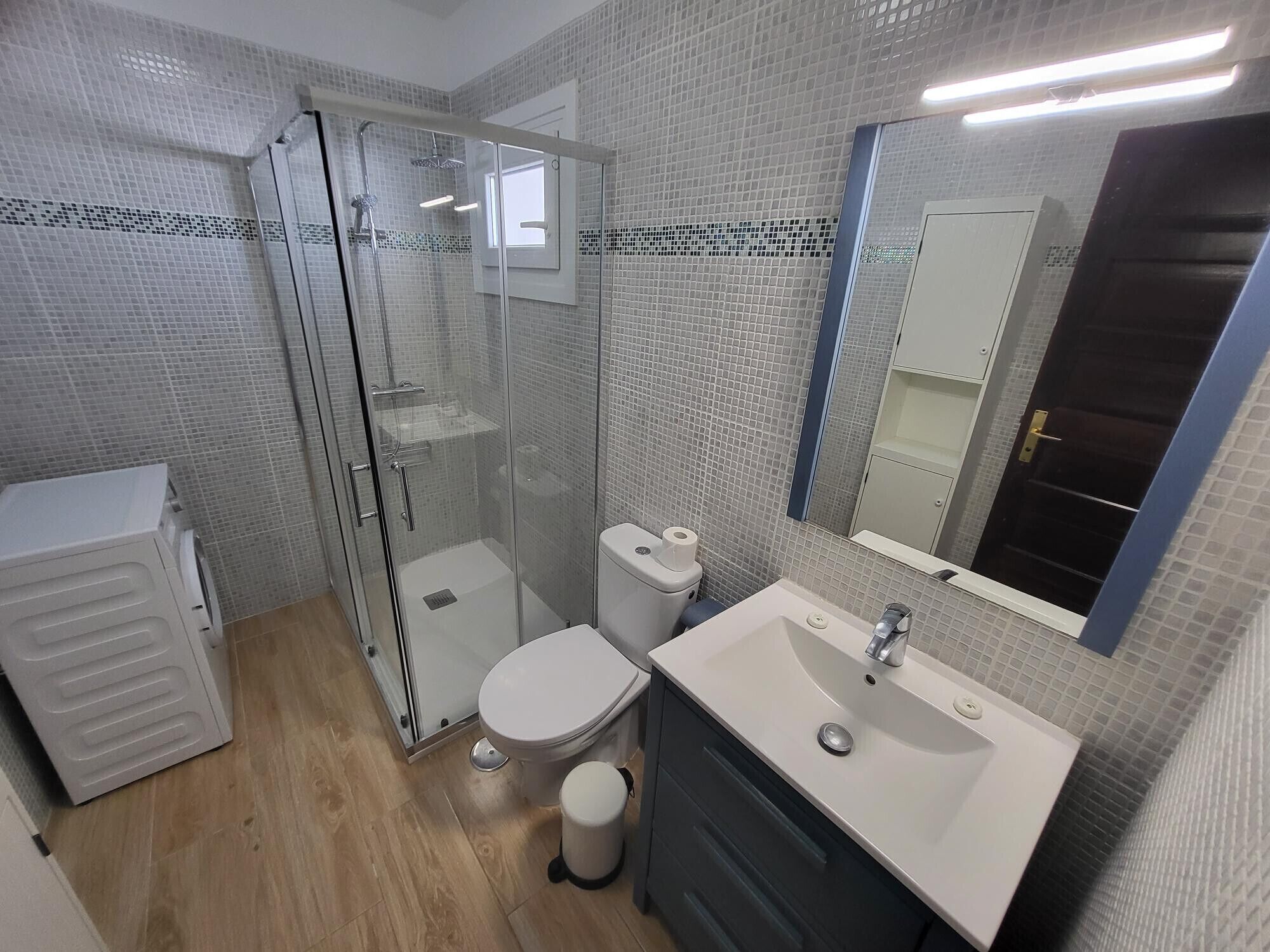 Regadera, secadora de cabello, toallas 