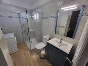 Bruser, hårtørrer, håndklæder