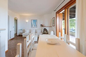Apartment, 2 Bedrooms, Balcony, Garden View | Dining room